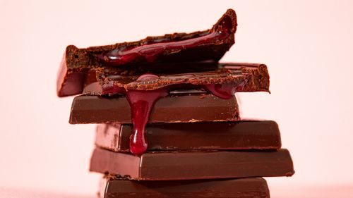 Cum păstrăm bucuria de a mânca atunci când vrem să slăbim / Sfaturi despre cum să slăbești mâncând ciocolată și alte bunătăți