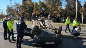 Trei persoane au fost rănite, din care două au ajuns la spital după ce o mașină a Jandarmeriei s-a ciocnit cu un autoturism într-o intersecție aglomerată din Iași