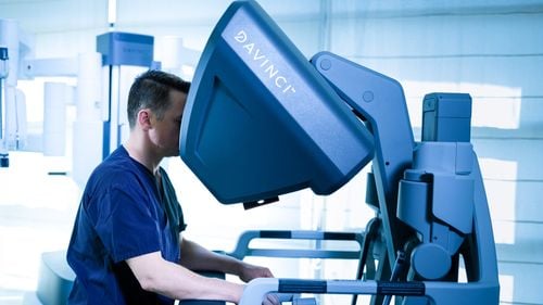 MedLife achiziționează alți doi roboți da Vinci: “Este extraordinar că pacienții noștri vor avea acces la cea mai mare echipă de medici certificați în chirurgie robotică din România”