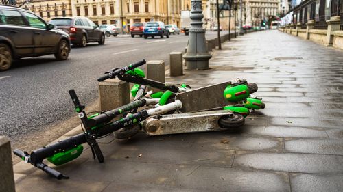 EXCLUSIV Statistica haosului trotinetelor electrice și bicicletelor din Bucureștiul fără piste velo: în 2025 au murit 2 persoane și s-au dat 1.350 de amenzi / În lipsa infrastructurii, utilizatorii trebuie să circule alături de mașini