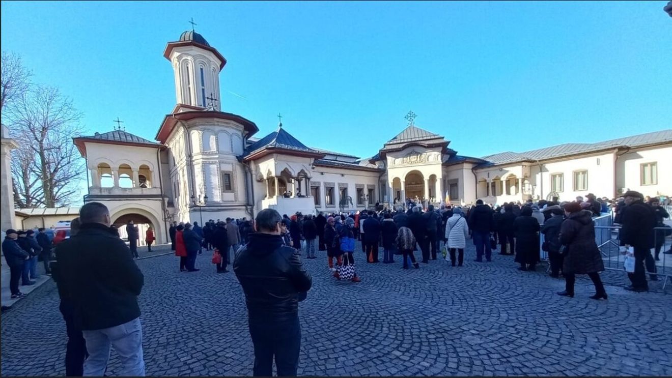 Prezenţă scăzută a credincioşilor la slujba de Bobotează din acest an oficiată de Patriahul Daniel în comparație cu anii trecuți