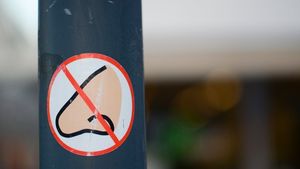 Simptomele infectării cu Omicron: Scade pofta de mâncare, curge nasul, durere în gât și de cap / Pierderea gustului și mirosului este mai puțin frecventă