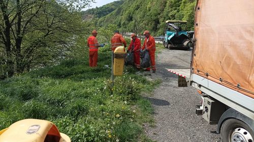 Drumarii din Gorj nu mai fac față gunoaielor de pe marginea drumurilor: ”În zonele turistice, aduc deşeurile din cabane” / Pe Valea Oltului se strânge o tonă de gunoaie în fiecare săptămână