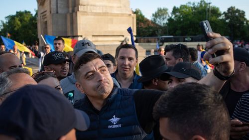 Publicație maghiară de opoziție: Fascismul care pătrunde pe ascuns în vecini / Extrema dreaptă românească, ilustrată de AUR, este antiglobalistă şi anti UE, homofobă şi xenofobă, şovinistă