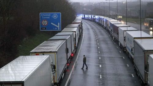 VIDEO Sute de români, pasageri și șoferi de TIR, sunt blocați în Marea Britanie după ce statele europene au închis granițele
