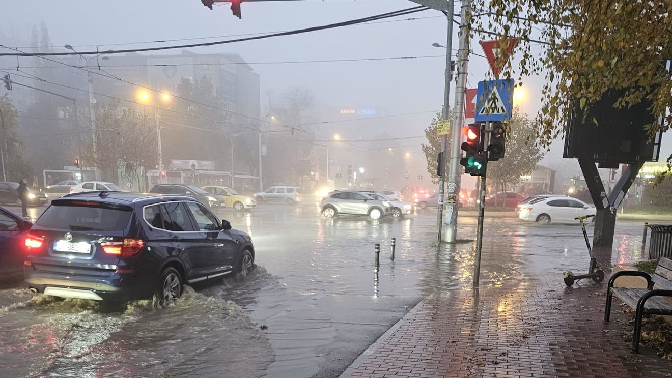 VIDEO Conductă spartă în Capitală / Intersecția dintre străzile Rebreanu și Grigorescu a fost inundată / ”Cu gondola prin București”