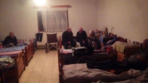 63 de vârstnici şi 9 îngrijitori de la un centru social din Suceava, confirmaţi cu coronavirus/ Prefectura: La verificarea în teren, mare parte din personal a fost suprins la lucru fără măşti