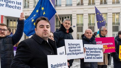 Europarlamentarul USR Vlad Botoș: Miza enormă pentru economia românească și pentru cetățeni este să eliminăm cozile de tiruri de la frontiere. În lipsa unui calendar clar de aderare la Schengen cu frontiera terestră și maritimă presiunea trebuie să continue