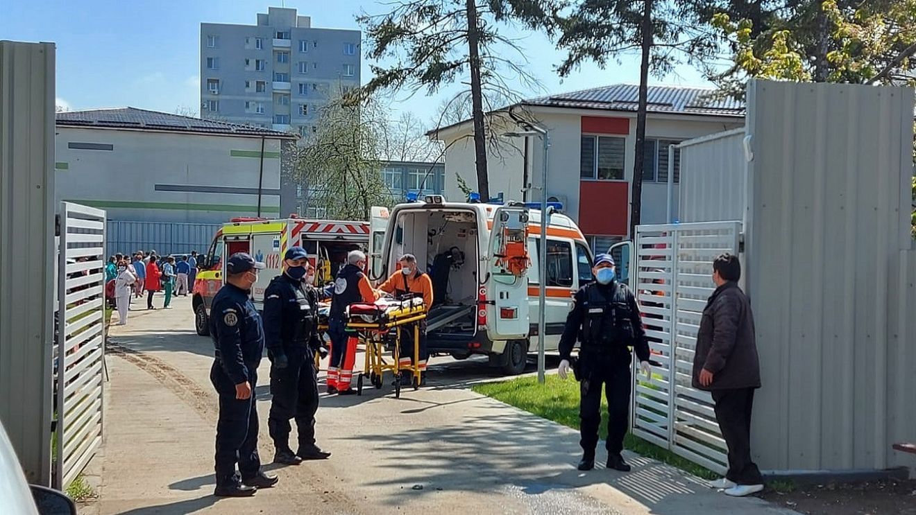 Incendiu la Secția de Psihiatrie a Spitalului Județean Slatina, unde sunt internați 37 de pacienți. Toate persoanele au fost evacuate / Incendiul ar fi fost provocat de un pacient
