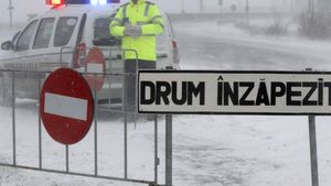 Tronsoane de drum închise în judetul Galați din cauza ninsorii abundente, viscolului și vizibilității reduse