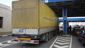 Bărbat cu dublă cetățenie, româno-ucraineană, depistat în PTF Siret când încerca să iasă din România cu 6 tone de tutun de narghilea / Avea acte false pentru marfă