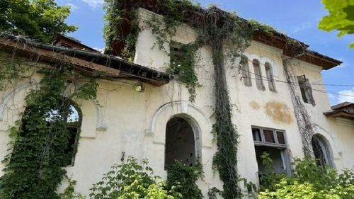 O clădire simbol din centrul Iașului, lăsată de primărie să se distrugă