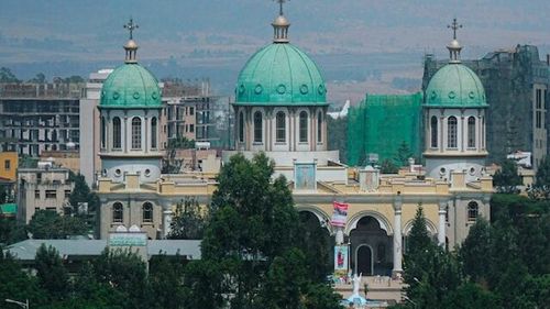 Creștinii îi sărbătoresc sâmbătă pe Sfinții Arhangheli Mihail și Gavril, conducătorii cetelor de îngeri. Zi de pomenire a morților și tradiții vechi în credința populară