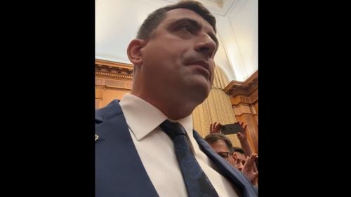 VIDEO George Simion și alți parlamentari AUR s-au dus în biroul lui Ciolacu să acuze „dictatura” din Parlament / Liderul deputaților PSD către Simion: „Ești cunoscut ca agent sovietic. Ai venit cu interlopi, huligani, fasciști, naziști” / Replica AUR: „Ați furat din buzunare în Anglia? Domnule valutist”