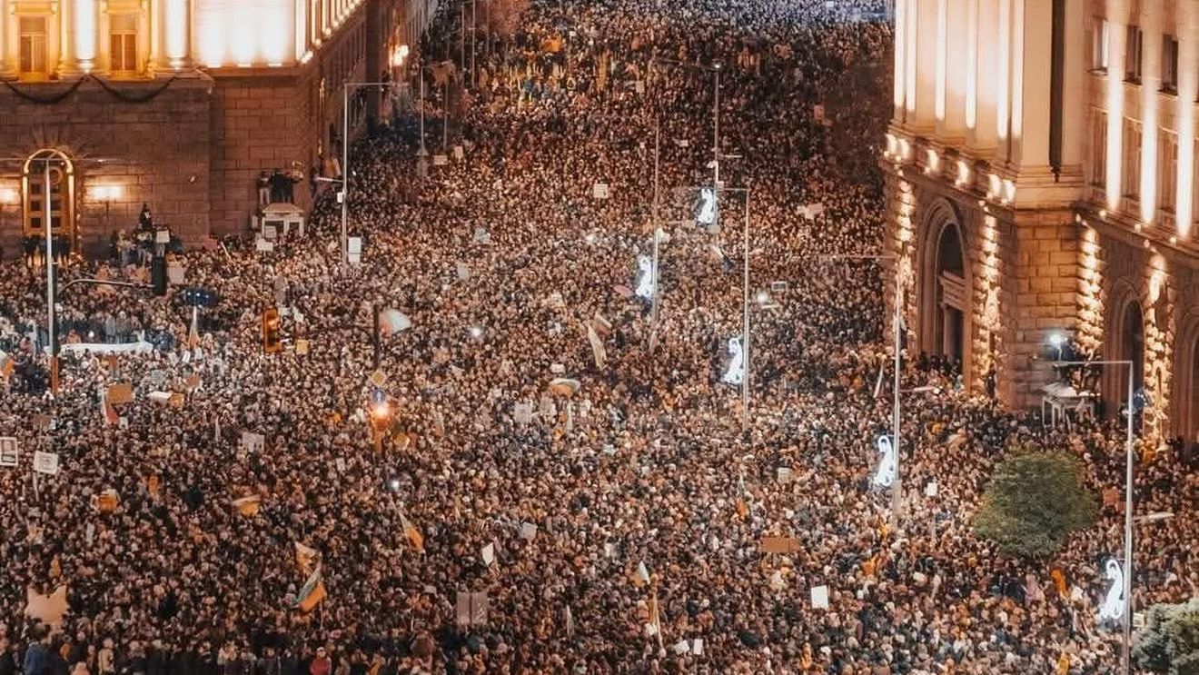 Furia bulgarilor care au ieșit în stradă a vizat și influența oligarhilor / Delian Peevski, care controlează o bună parte din media bulgărească, a susținut guvernul minoritar, silit să demisioneze în urma protestelor masive