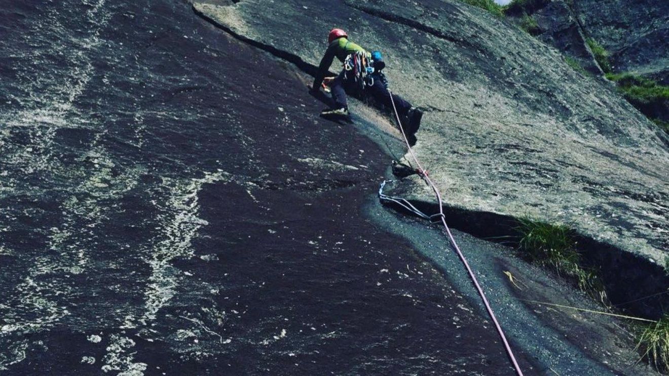 La doar 23 de ani, americanul Balin Miller a murit în timp ce escalada traseul El Capitan din parcul Yosemite /  Căderea în gol de la 700 de metri a fost transmisă live pe Tik Tok
