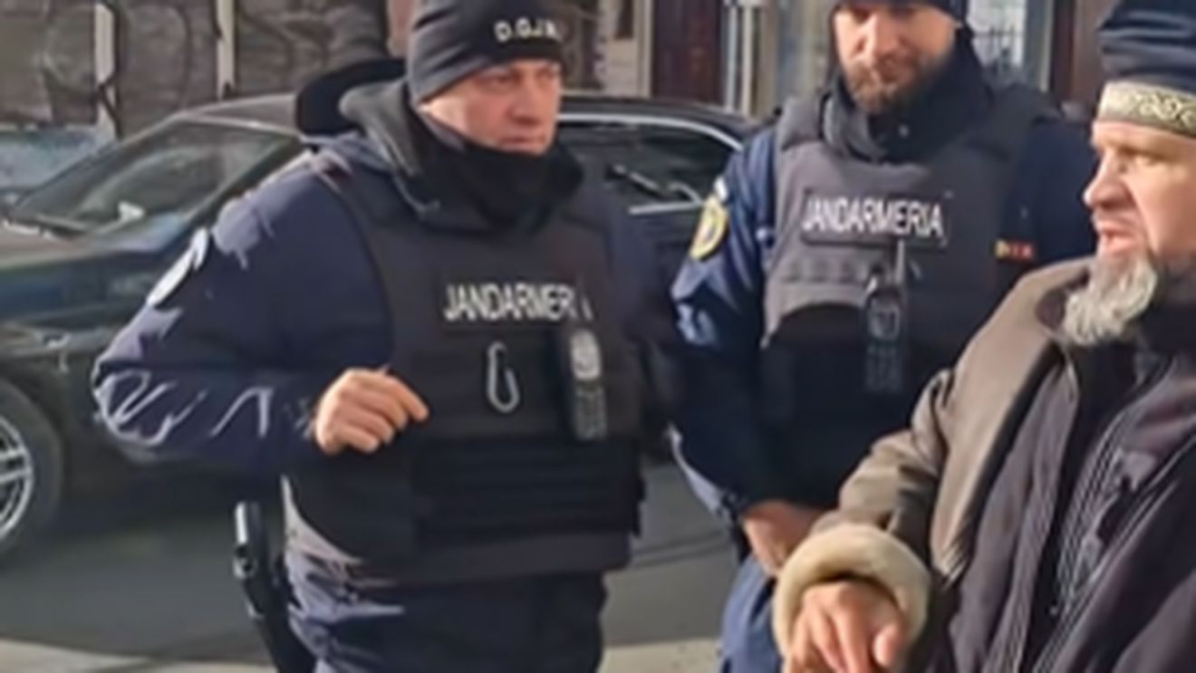 VIDEO Fanii lui Călin Georgescu, amendați de Jandarmerie pentru protestul neautorizat la Federația Comunităților Evreiești și la Memorialul Holocaustului, după ce deputatul Silviu Vexler a rupt un afiș confecționat de AUR cu personalități culturale acuzate de antisemitism / Val de antisemitism online