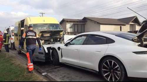 4 copii răniți ușor după ce un microbuz școlar s-a ciocnit cu un autoturism în Prahova