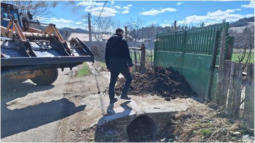 Un primar din Vrancea i-a adus unui concetățean gunoiul de grajd în fața porții / Bărbatul îl aruncase pe un teren al primăriei / „De ani de zile încercăm să-i învățăm să colecteze selectiv”