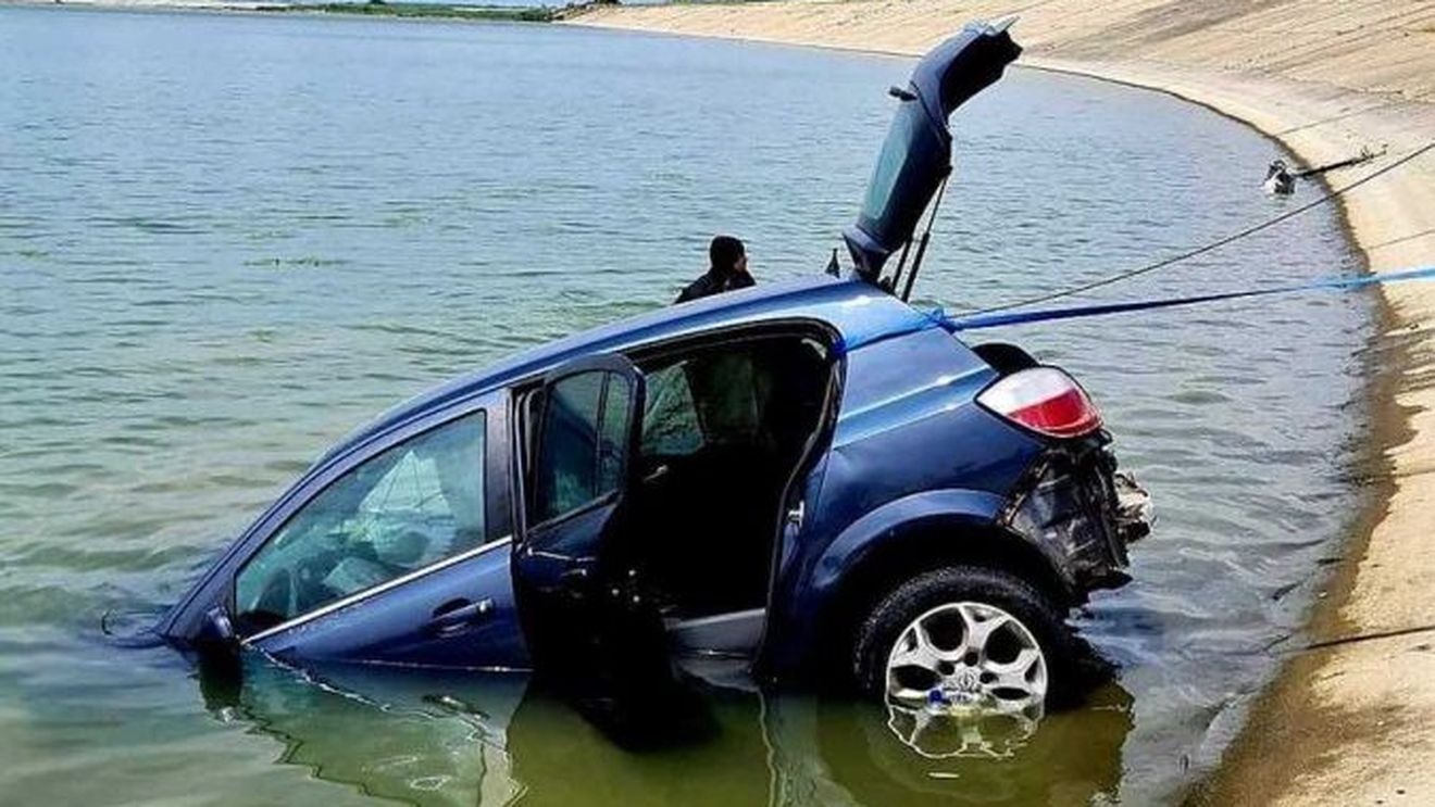 O maşină a căzut în râul Argeş/ Şoferul, în vârstă de 34 de ani, a reuşit să iasă, fiind transportat la spital