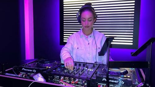 Inteligența artificială în muzica de club/ DJ: "Există deja cel puțin 10 programe software diferite care mixează muzica și care ar putea lăsa producătorii fără locuri de muncă".