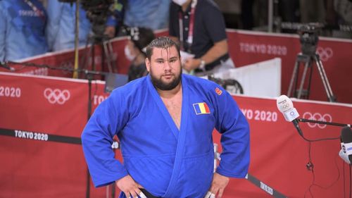 Judoka Vlăduţ Simionescu a scos la licitaţie telefonul şi căştile primite cadou la Jocurile Olimpice de la Tokyo