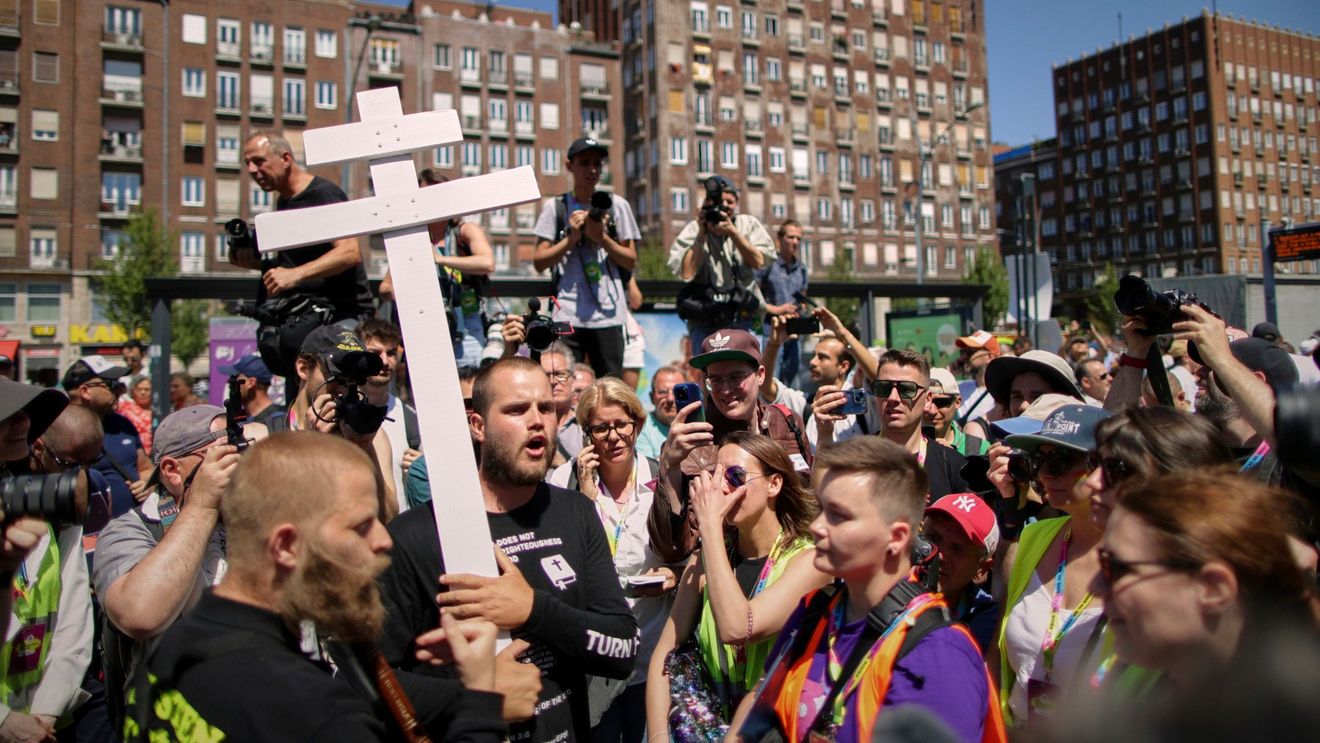FOTO UPDATE Aproximativ 200.000 de persoane au participat la Budapest Pride, printre care 70 de deputați europeni și numeroși diplomați / În fruntea manifestaţiei s-a aflat primarul Budapestei, însoţit de Yolanda Díaz, vicepremierul spaniol / Premierul ungar Viktor Orban a fost ironizat într-o operă de artă stradală