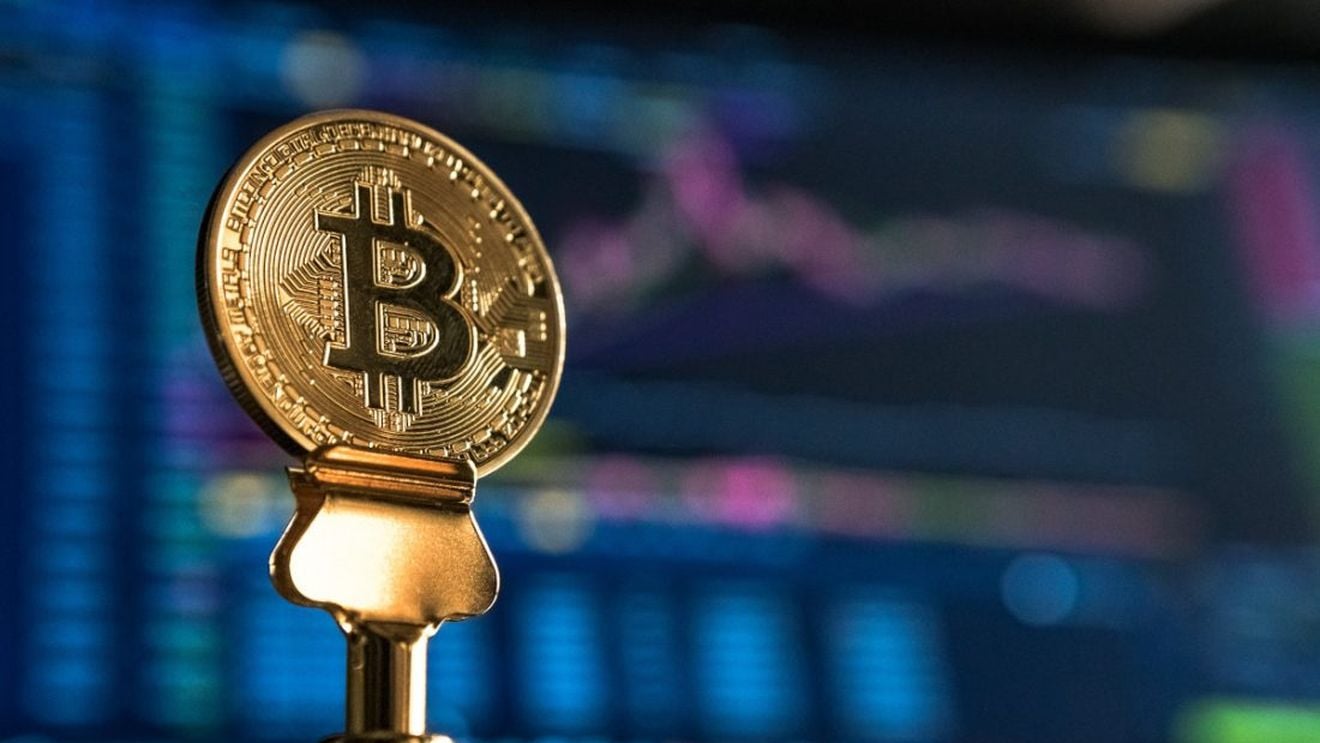 Nou record pentru bitcoin, care trece de 125.000 de dolari