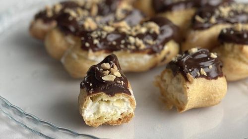 Amendă de 20.000 de lei pentru cofetăria din Alba care a preparat eclerele de la nunta în urma căreia 34 de oameni au ajuns în spital/ Cauza ar fi fost bacteriile de pe mâinile angajaților