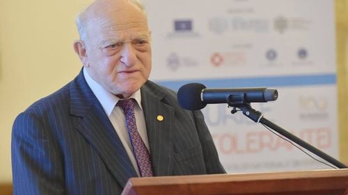 Germanii din România îl medaliază pe liderul comunităților evreiești în contextul comparațiilor făcute de mai mulți reprezentanți PSD între președintele Iohannis și naziști