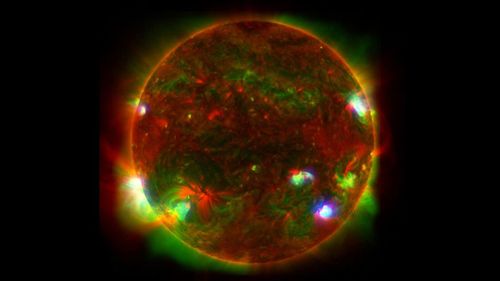 Oamenii de ştiinţă ruşi avertizează că luni se vor produce puternice erupţii solare, putând fi afectate comunicaţiile pe unde scurte / În 2022, o furtună geomagnetică a doborât 40 de minisateliţi SpaceX