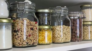 Românii și risipa alimentară. De ce cumpărăm de patru ori mai multă mâncare decât e necesar, de Paște? / Care sunt cauzele, cum prevenim singuri risipa alimentară și ce pot face supermarketurile în perioada sărbătorilor