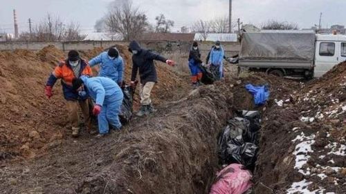 Locuitorii oraşului ucrainean Rubijne dezgroapă cadavrele îngropate în grabă pentru a le oferi o înmormântare demnă