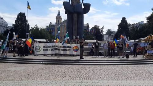 VIDEO ”Moarte dictaturii toleranței”, mesaj afișat de Noua Dreaptă și câteva zeci de susținători ai familiei tradiționale, într-o contramanifestație a Cluj Pride