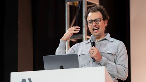 CEO-ul Anthropic avertizează că inteligența artificială ar putea genera o “baie de sânge” a gulerelor albe