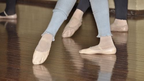 Un balerin ieșean acuzat că intra în vestiarul colegelor nu va fi sancționat / ”Nu există nicio reglementare care să permită atribuirea de faptă disciplinară” / Opt balerine au depus plângeri la conducerea Operei Naţionale din Iaşi