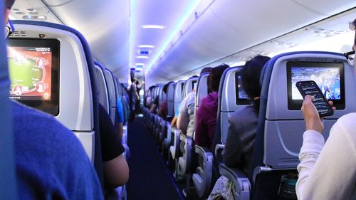 Un avion Boeing 757-300 al companiei germane Condor cu 273 de pasageri la bord, care zbura de la Corfu la Düsseldorf. a aterizat de urgenţă la Brindisi cu un motor în flăcări / O explozie a avut loc, potrivit unor pasageri, care au trimis SMS-uri de adio