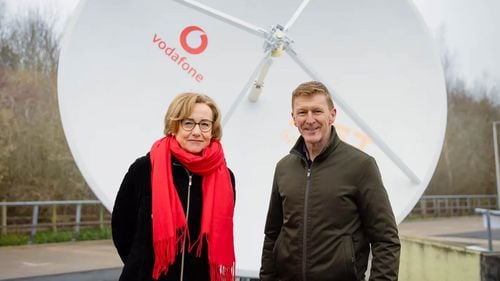 Premieră: Vodafone efectuează primul apel video spațial din lume dintr-o zonă fără acoperire, folosind un telefon mobil și sateliți comerciali