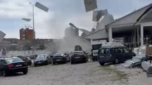 La Brașov, vântul puternic a avariat acoperişuri şi fire electrice şi a smuls din rădăcini copaci