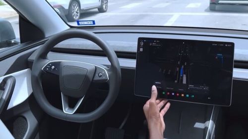VIDEO Tesla, în mijlocul unei controverse: Robotaxi surprins făcând un viraj periculos