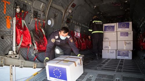 România trimite în Italia 90 de mii de măști de protecție tip FFP 2, achiziționate cu bani europeni/ Aeronava Spartan va aduce la întoarcere echipa de medici români care au lucrat ca voluntari în spitalele italiene