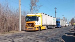 Cozi de peste 6 kilometri la vama Sculeni /  TIR-urile așteaptă 4-5 zile să poată trece granița / ”Cozile se tot fac pentru că nu este fluidizare la trafic”