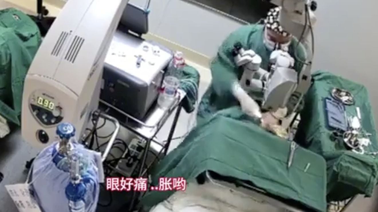 Indignare în China, după ce un medic a lovit o pacientă în timp ce o opera la ochi