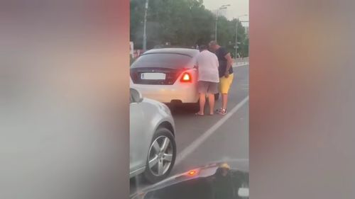 Viralul zilei: Rolls-Royce, rămas în pană de benzină la un sens giratoriu de pe Bulevardul Mamaia. O persoană a venit cu un bidon și a ajutat șoferul să alimenteze mașina de lux