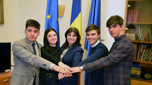 Ministerul Educației: Începând din toamnă, elevii vor circula gratuit pe baza carnetului de elev, vizat de către unitatea școlară