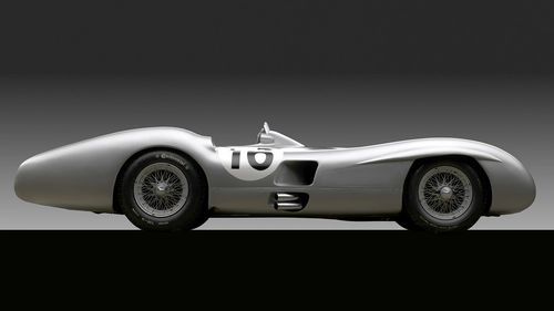 Un Mercedes-Benz din 1954, evaluat între 50 și 70 de milioane de dolari, se va număra în curând printre mașinile legendare de curse scoase la licitație