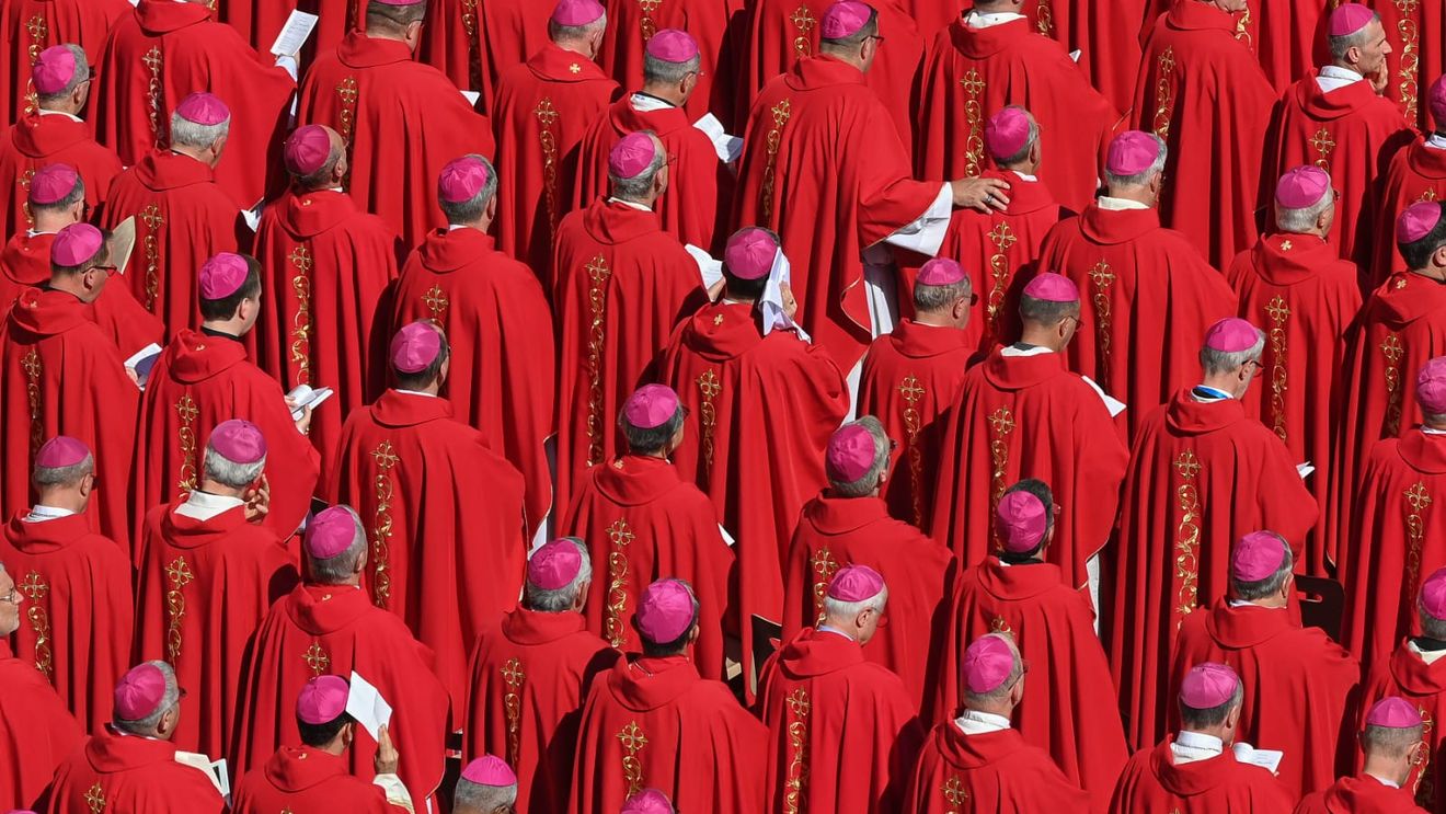 Bârfele cardinalilor care urmează să aleagă noul papă: se ascund în restaurantele din Roma, lichiorurile mignon din mini-bar, cântecul ”Imagine” și prețul vinului