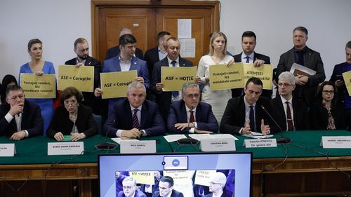 FOTO Parlamentarii AUR, protest la audierea conducerii ASF în Parlament