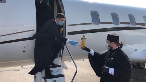 FOTO Lumina Învierii a fost preluată de la Ierusalim și va ajunge în București la ora 18:15/ Credincioșii nu pot participa la slujba de Înviere, dar vor primi Lumină acasă, de la preoți și voluntari