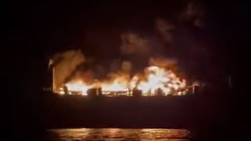 Feribotul din Corfu arde în continuare. Încă sunt căutaţi 12 pasageri, dar salvatorii nu pot interveni încă la bordul vasului din cauza exploziilor